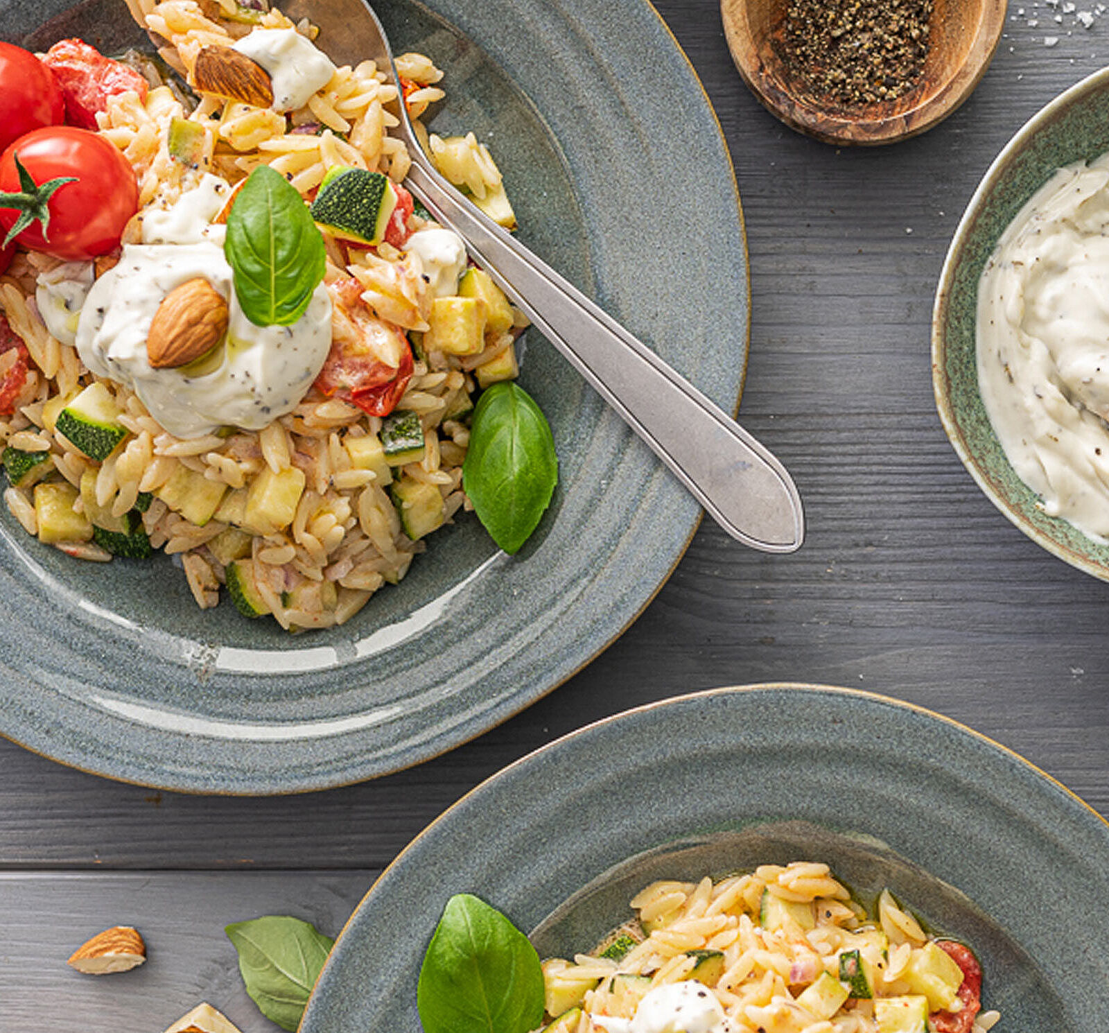 Vegane Pasta mit Orzo-Nudeln und frischem Gemüse