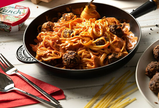 Ultimatives Rezept für einen romantischen Abend: Spaghetti mit Fleischbällchen, verfeinert mit unserer würzigen Brunch Paprika Peperoni Soße in der Pfanne