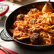 Ultimatives Rezept für einen romantischen Abend: Spaghetti mit Fleischbällchen, verfeinert mit unserer würzigen Brunch Paprika Peperoni Soße in der Pfanne