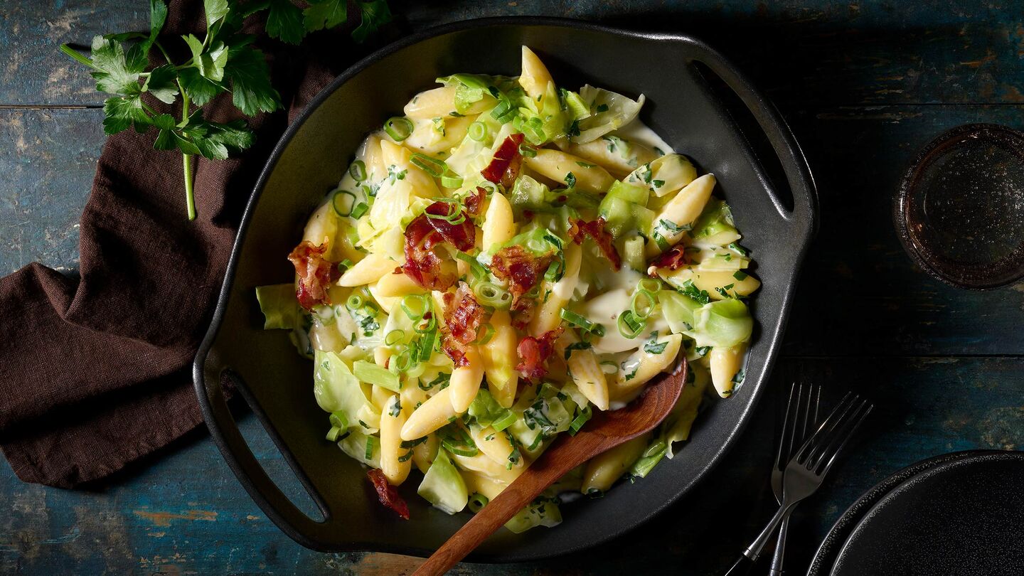Schupfnudeln mit Käsesauce, Spitzkohl und Speck