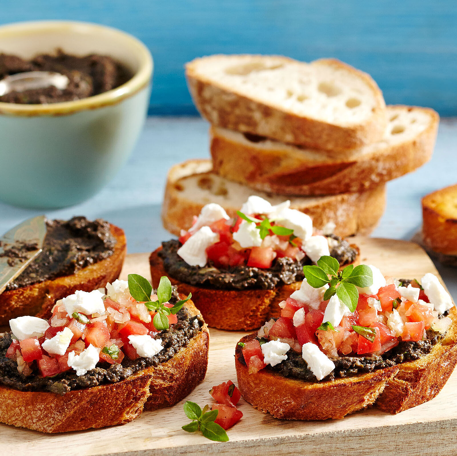 Crostini mit Tapenade und Chavroux