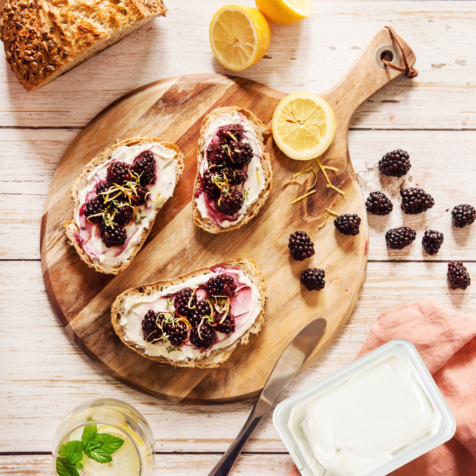 Brombeeren-Brot mit Honig