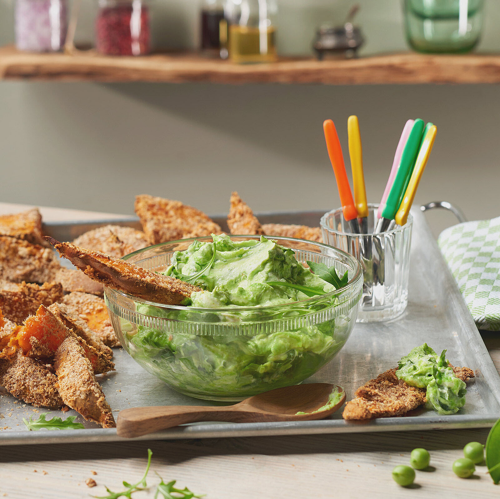 Süßkartoffel-Wedges mit Frischkäse-Erbsen-Creme und Rucola