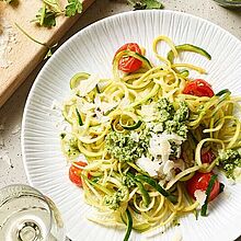 Zoodles mit Avocado-Mandel-Pesto