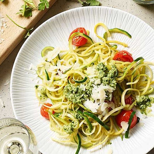 Zoodles mit Avocado-Mandel-Pesto