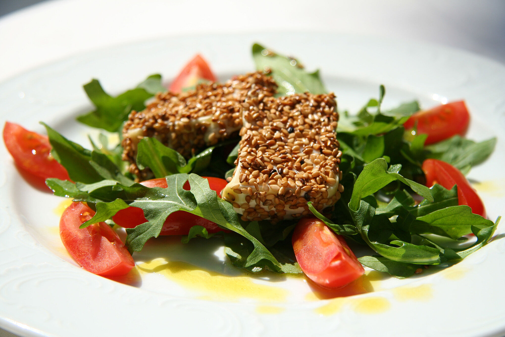 Sesam-Käse-Ecken auf Rucola