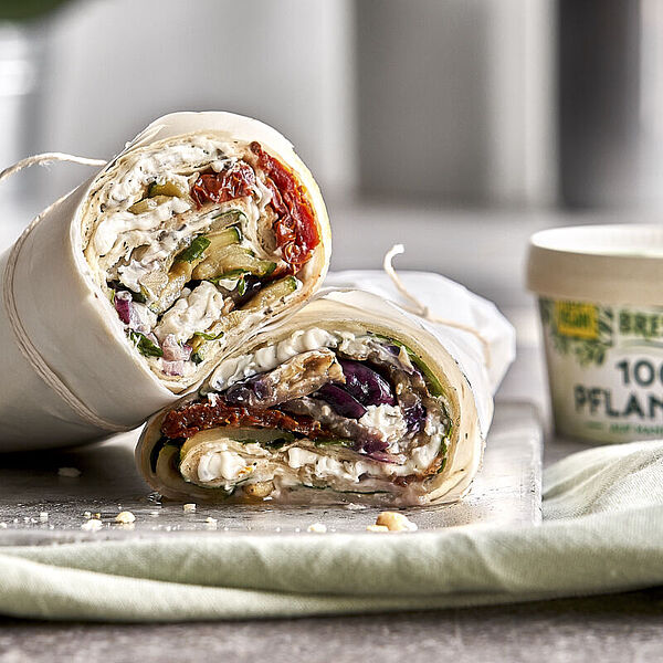 Veganer Wrap - Ultimativer Wickelgenuss mit cremigen BRESSO 100% PFLANZLICH. Belegt mit Tomaten, Zuccini und Aubergine. 