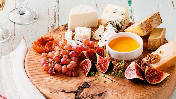 Käse & Obst auf einer Käseplatte angerichtet
