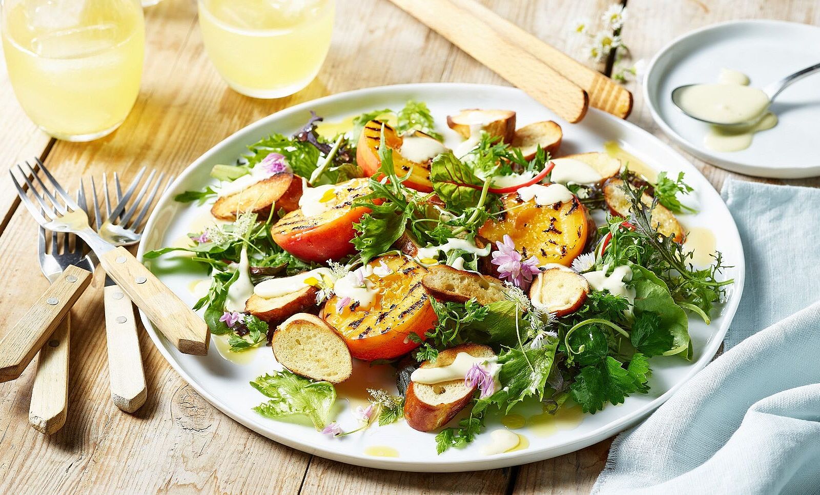 Brezelsalat mit gegrilltem Pfirsich