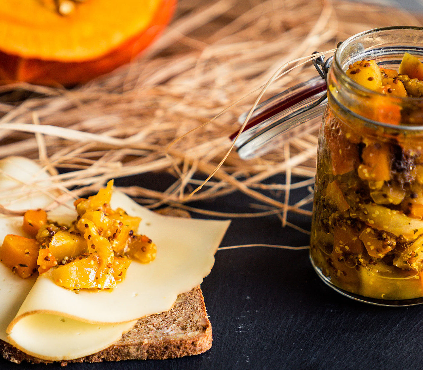 Geröstetes Sauerteigbrot mit Kürbis-Apfel-Chutney und Käse