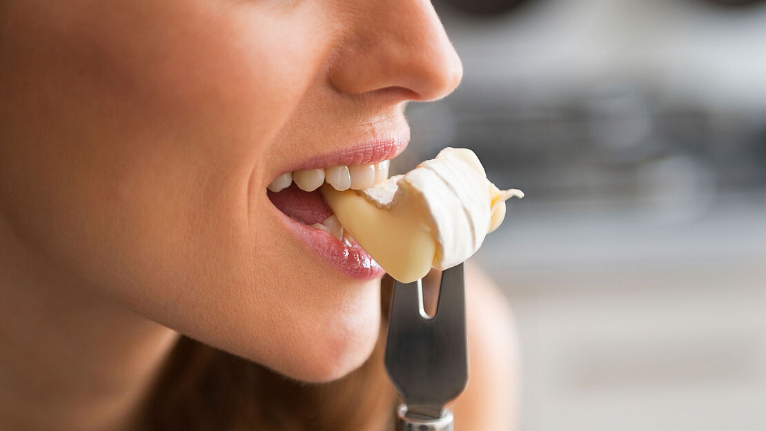 Zum Reinbeißen lecker - Feines Weichkäsestück an einer Käsegabel