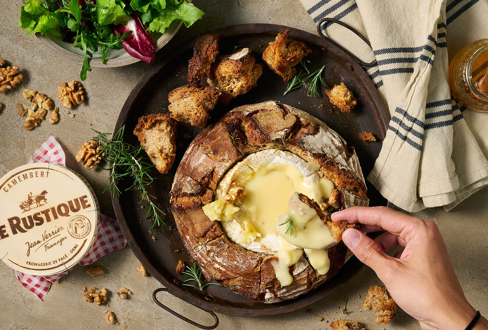 Camembert im Brot gebacken