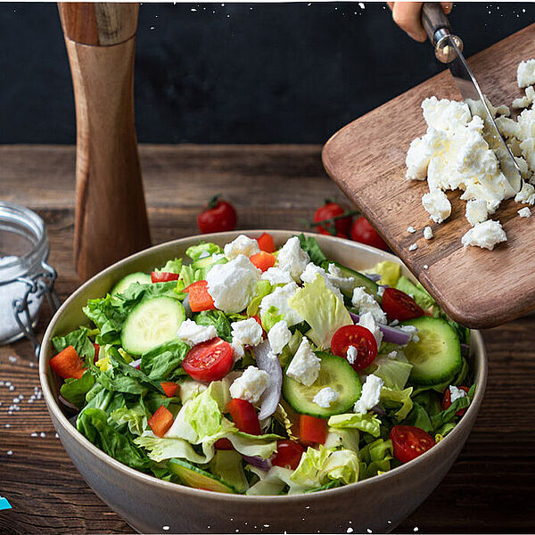 Frischer Salat mit griechischem ISLOS Feta. Einzigartig cremige Textur und mild-würziger Geschmack.