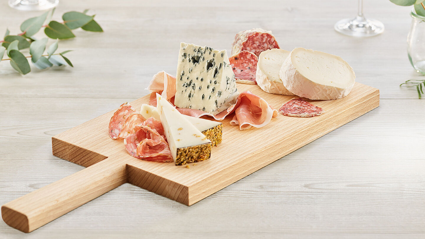 Leckere Kombination: Käse, Schinken und Salami