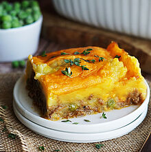 Traditioneller Shepherd&#039;s Pie mit Rinderhackfleisch, Karotten, Erbsen, cremigem Kartoffelbrei und überbacken mit Cheddar.