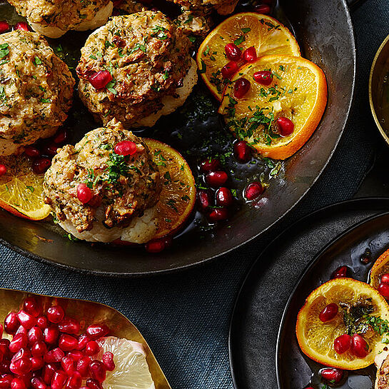 Blumenkohl mit einer Bunch-Walnuss-Kruste, Kräutern und Orangenscheiben und orientalischen Gewürzen im Backofen überbacken. 