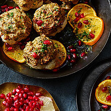 Blumenkohl mit einer Bunch-Walnuss-Kruste, Kräutern und Orangenscheiben und orientalischen Gewürzen im Backofen überbacken. 