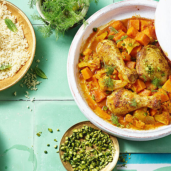 Würzige Süßkartoffel-Tajine mit cremigen Brunch und knackigen Pistazienkernen