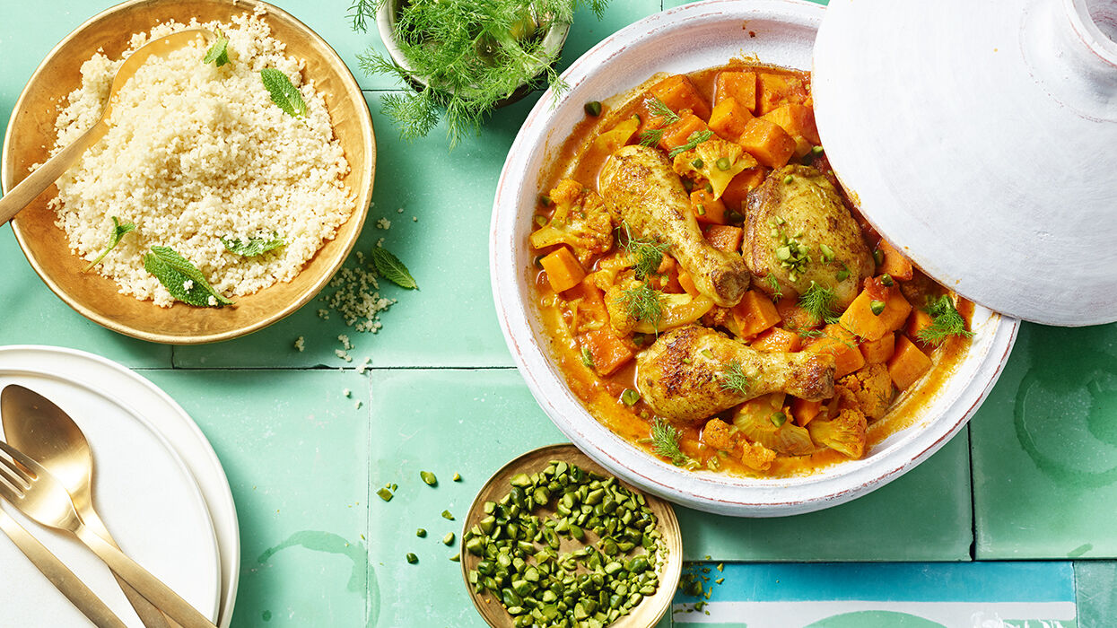 Würzige Süßkartoffel-Tajine mit cremigen Brunch und knackigen Pistazienkernen