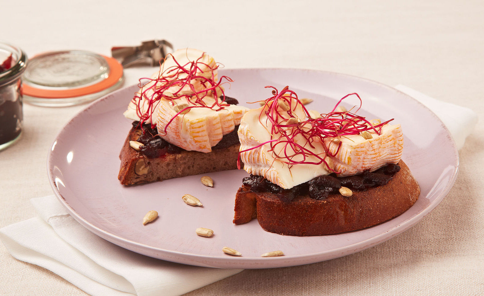 Nussbrot mit Rote-Bete-Chutney