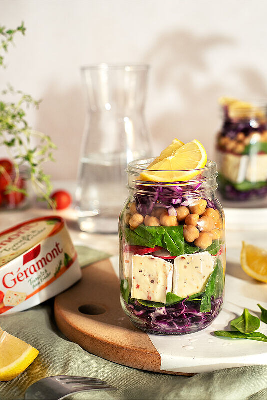 Bunter Salat mit Géramont im Glas