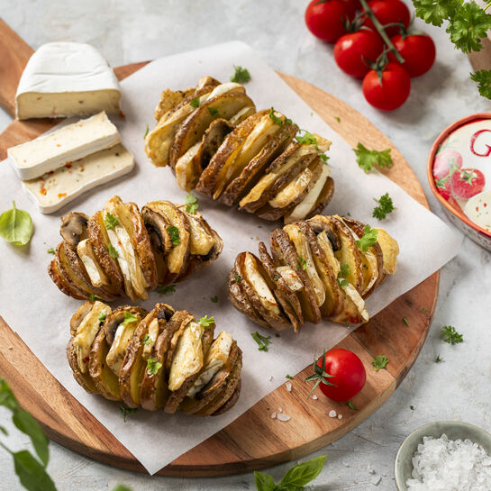 Hasselback-Kartoffeln-mit-Géramont Hasselback-Kartoffeln mit Géramont