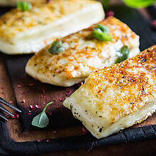 Originaler milder Halloumi Käse wird auf einem Grill heiß scharf angebraten