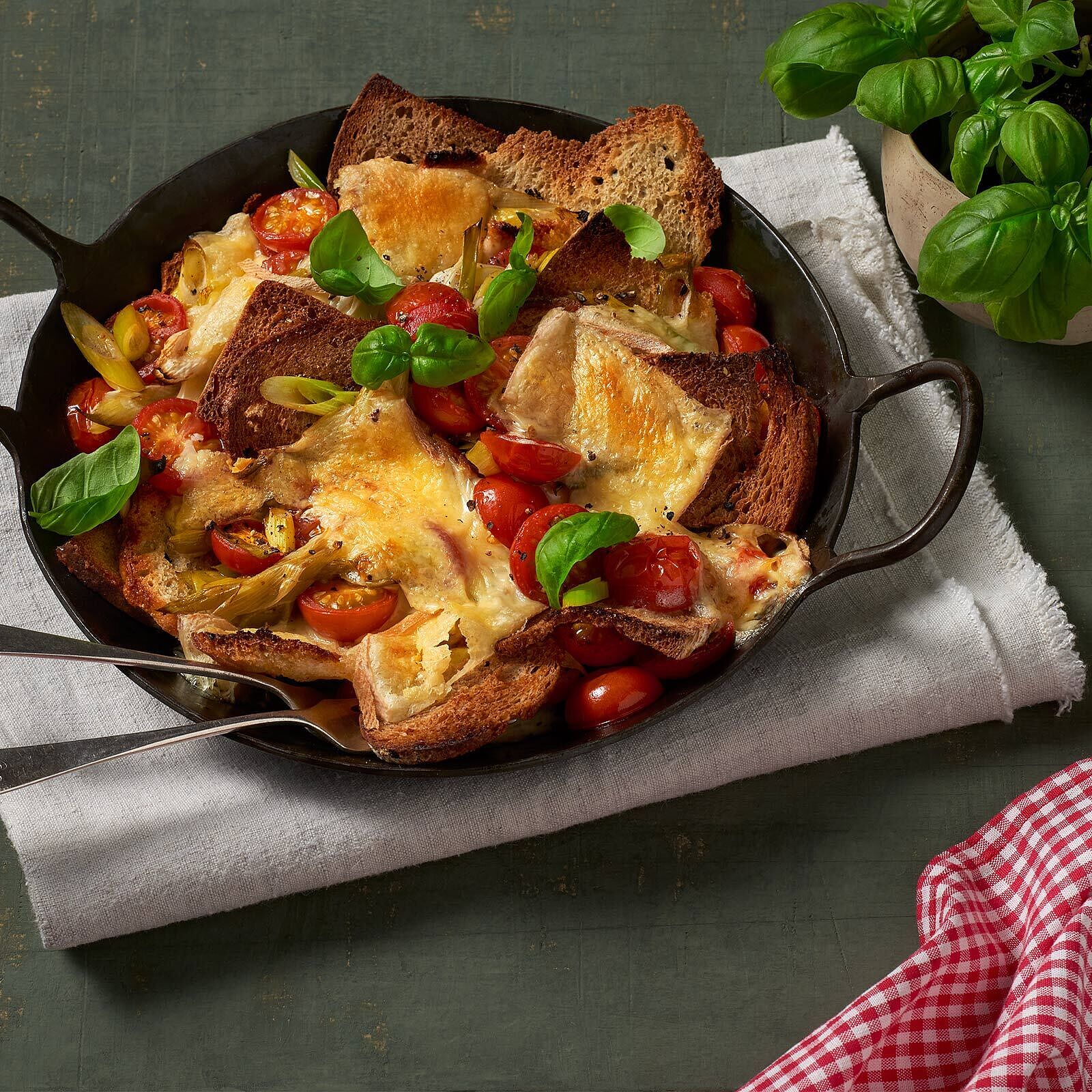 Warmer Brotsalat mit Käse
