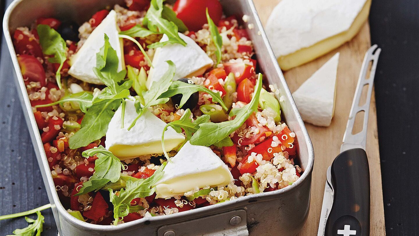 Quinoa-Salat mit Kirschtomaten, Rucola und Tomme Vaudoise