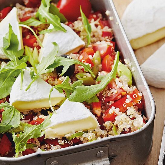 Quinoa-Salat mit Kirschtomaten, Rucola und Tomme Vaudoise