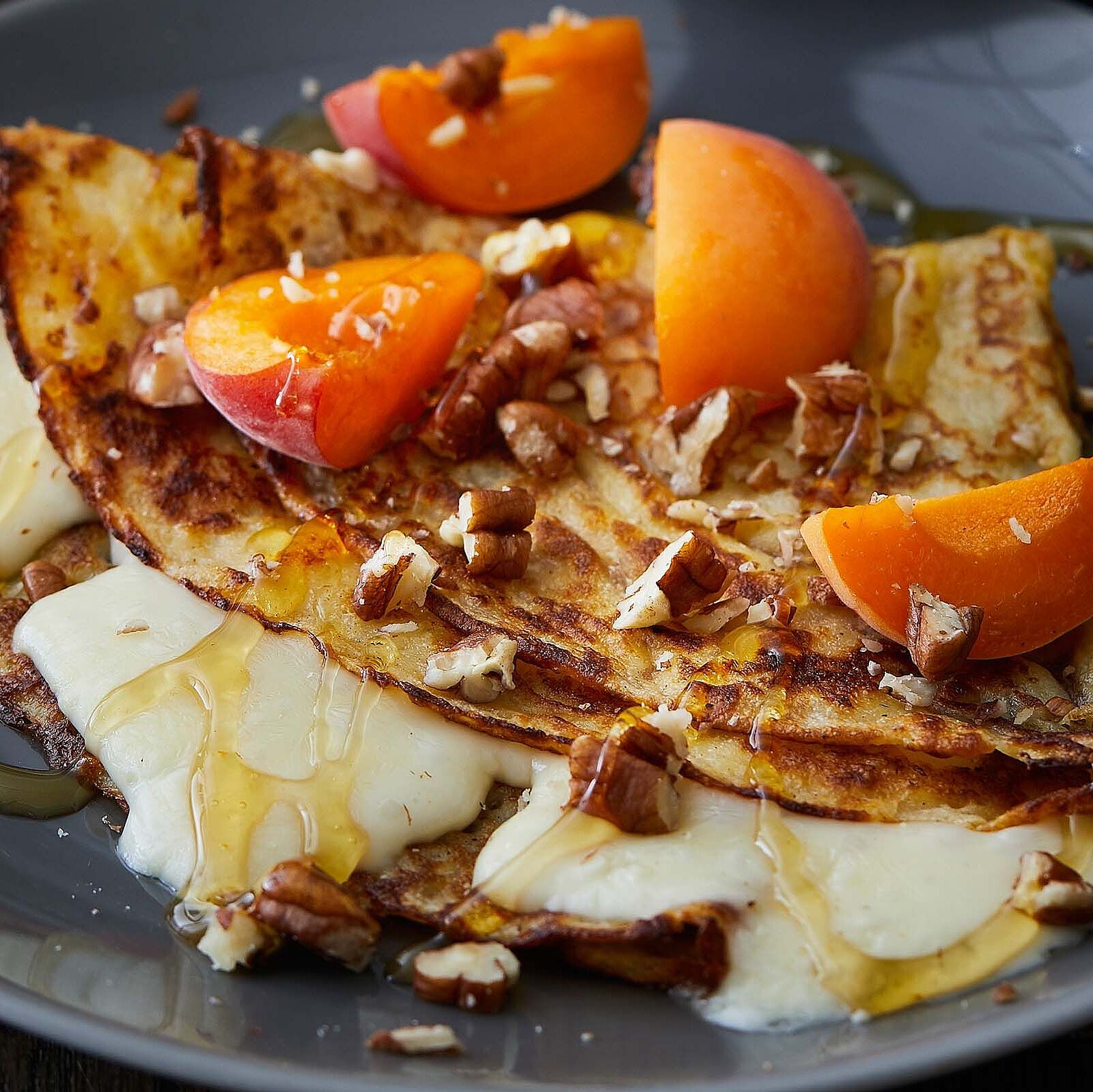 Gefüllte Pfannkuchen mit Chaumes und Honig