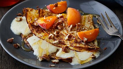 Gefüllte Pfannkuchen mit Chaumes und Honig - immer ein Genuss