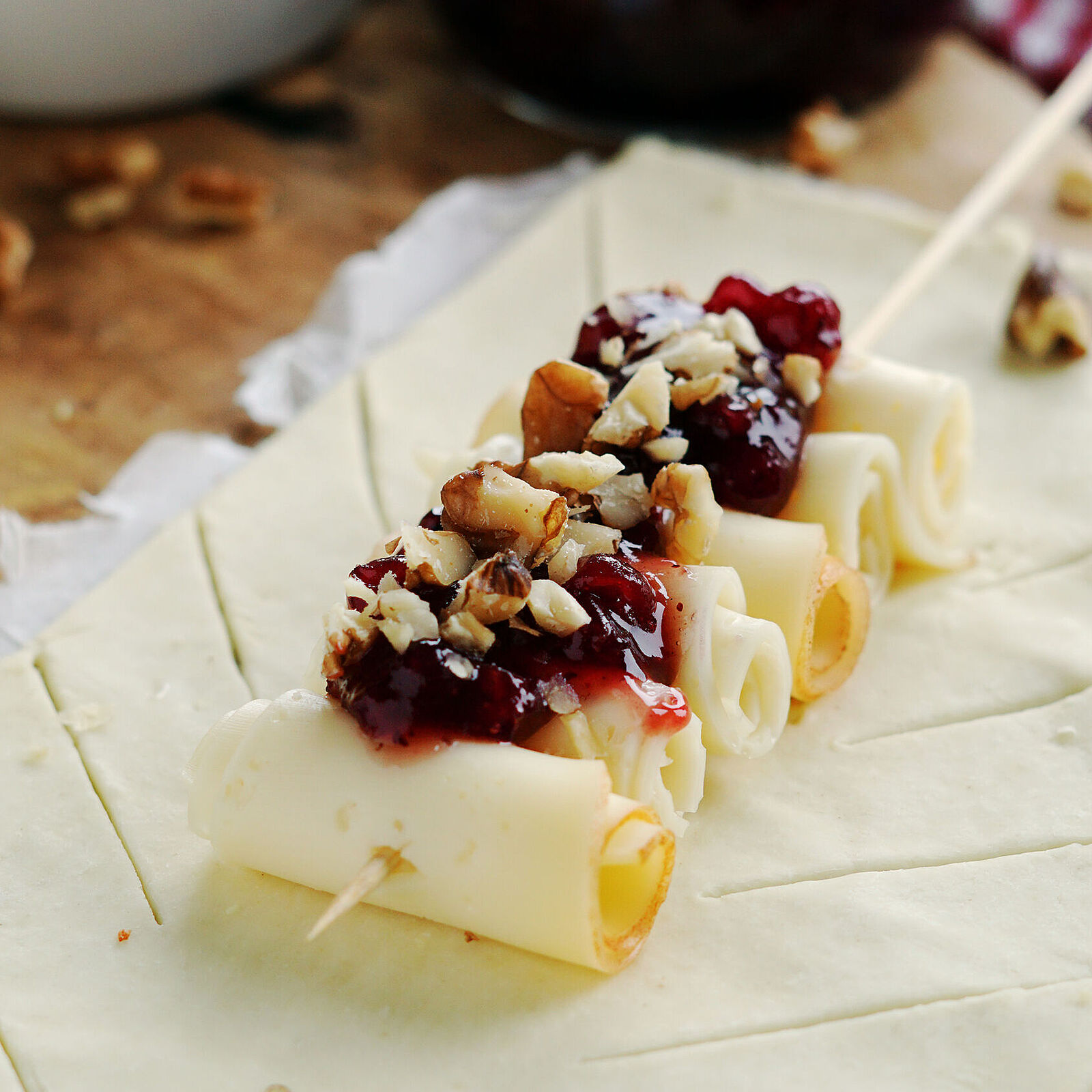 Süße Blätterteigtaschen mit Käse & Preiselbeeren
