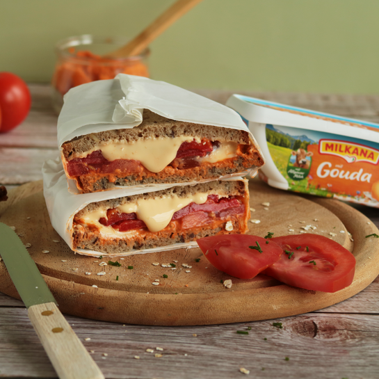 Würziges Paprika-Tomaten-Sandwich mit Milkana Gouda