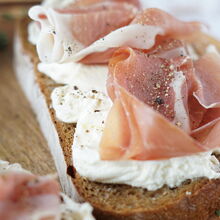 Sauerteigstulle mit Frischkäse und Prosciutto