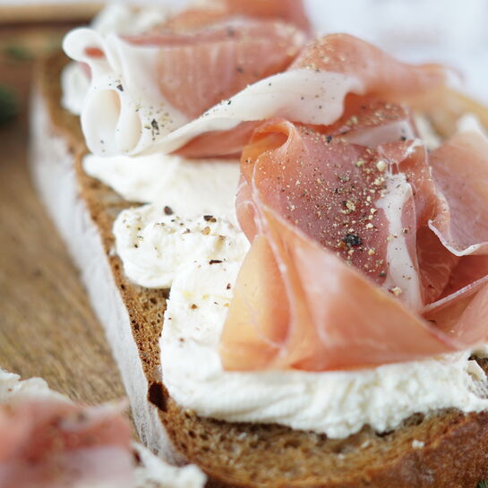 Sauerteigstulle mit Frischkäse und Prosciutto