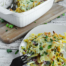 Ofen-Spätzle im Flammkuchen-Style mit Gouda, Schinkenwürfeln und Frühlingszwiebeln – einfaches, herzhaftes Ofengericht für die ganze Familie.