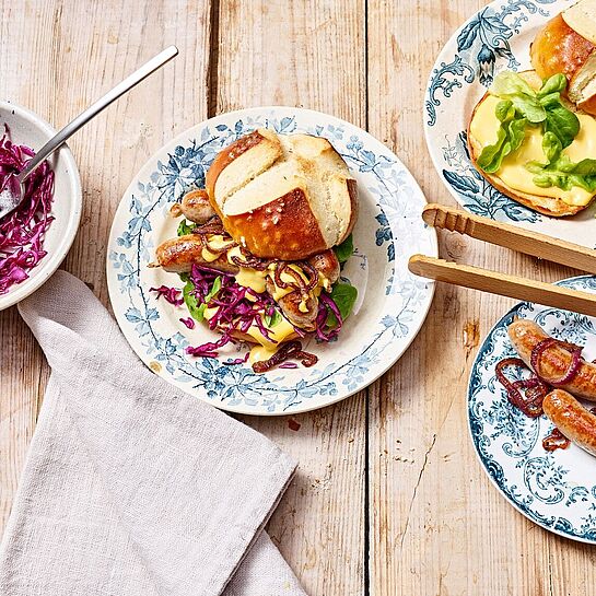 Bratwurst Burger mit Rotkohl und Milkana Cheddar