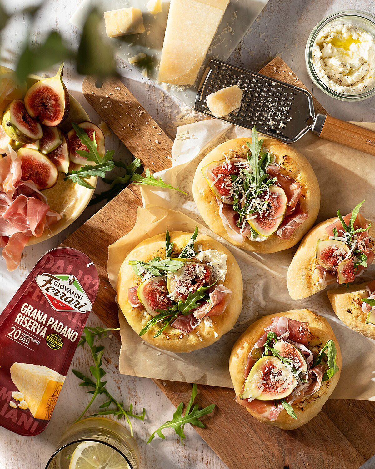 Pizzette Bianca mit Feigen, Parmaschinken und Parmesan