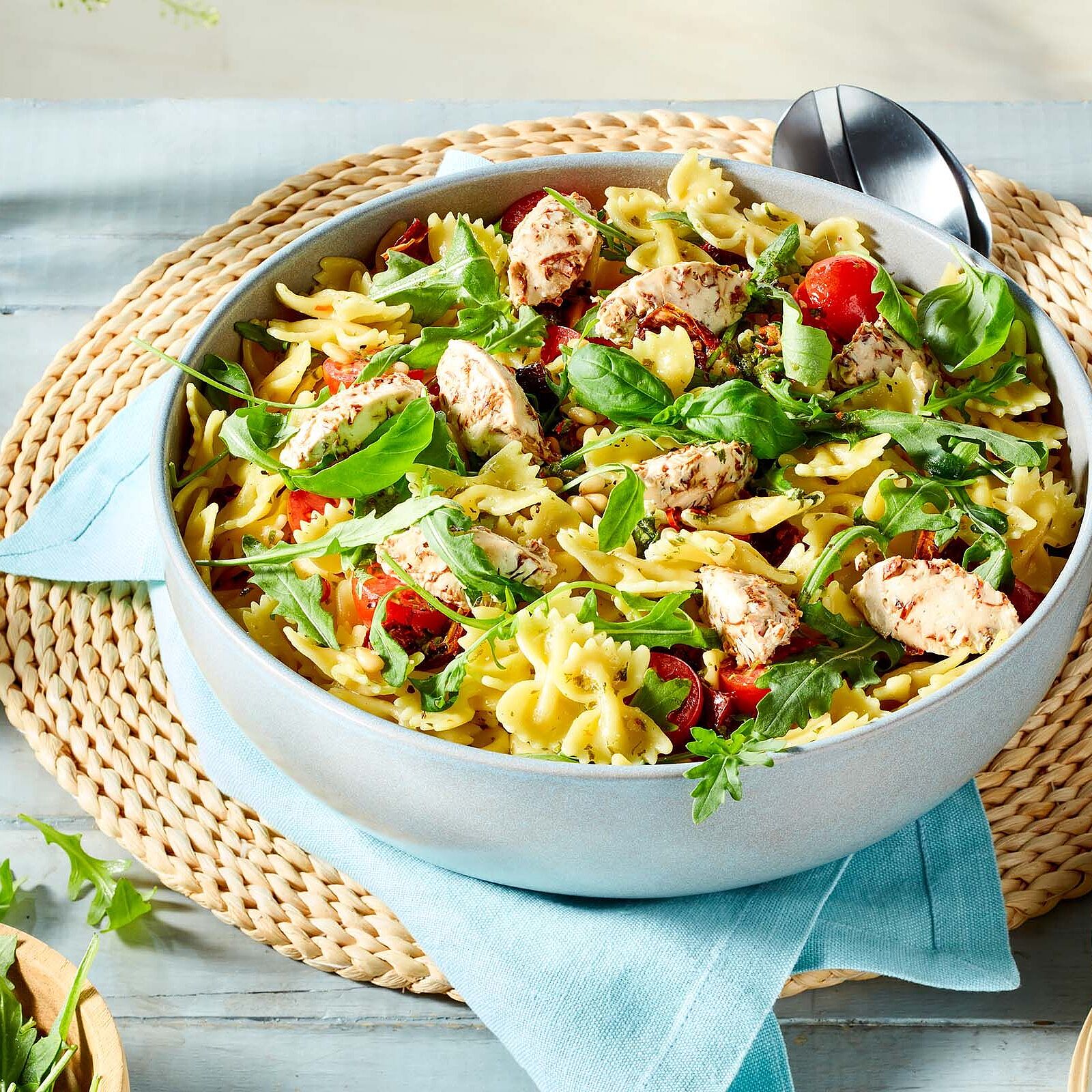 Nudelsalat mit Ziegenfrischkäse-Nocken
