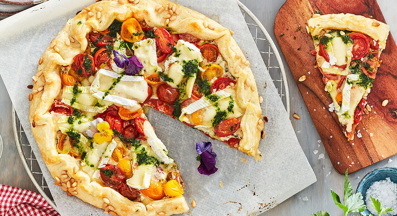 Bunte Tarte Rustique mit Camembert und Wildkräutern