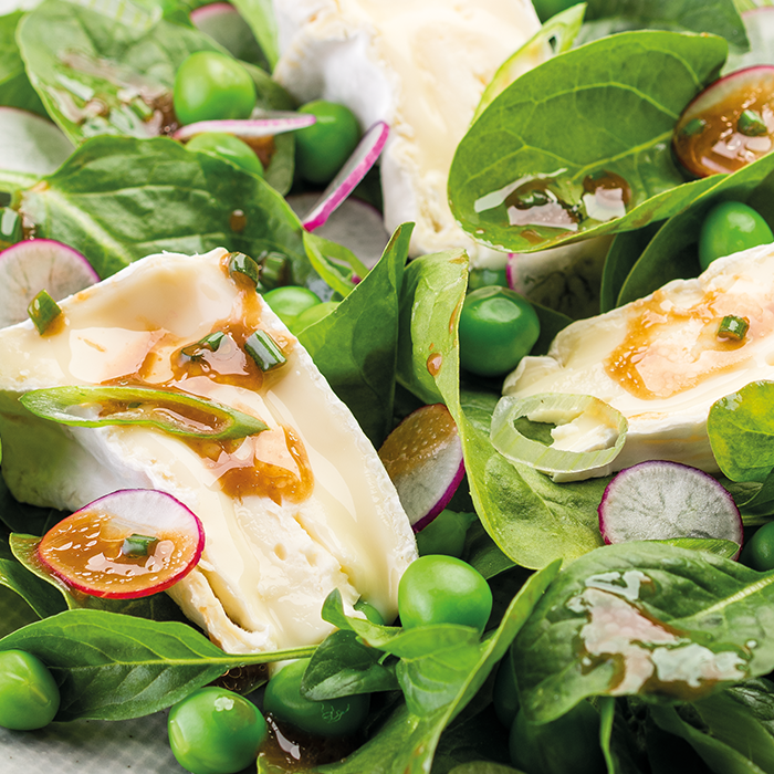 Grüner Frühlingssalat mit Camembert Käse – Knackiger Babysalat, Babyspinat und frische Erbsen