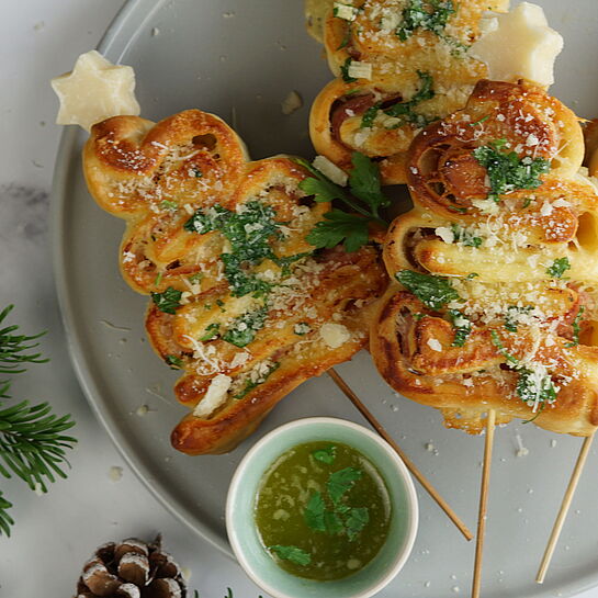 Ein appetitlicher Pizza-Weihnachtsbaum am Spieß aus Schinken und Cheddar, verziert mit einem Parmesan-Stern.