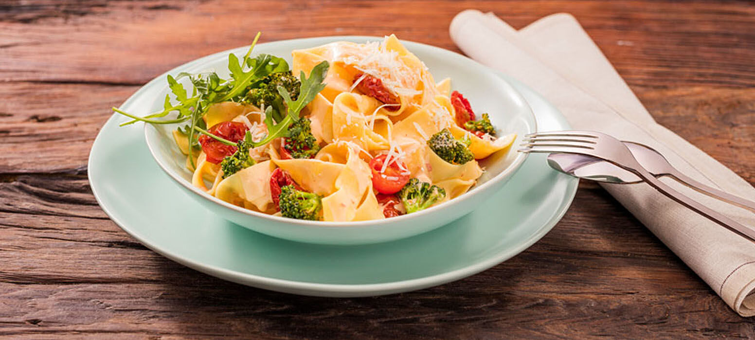 Tagliatelle mit Cocktailtomaten, Brokkoli und Brunch