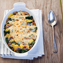 Vegetarisches Gratin mit Kartofflen, Blattspinat, Champignons und Fol Epi Käsescheiben überbacken.