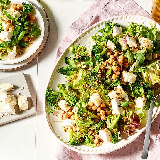 Das Auge ist mit – Traumhaft angerichteter Brokkoli-Ziegenkäse-Salat mit Kichererbsen und Feldsalat