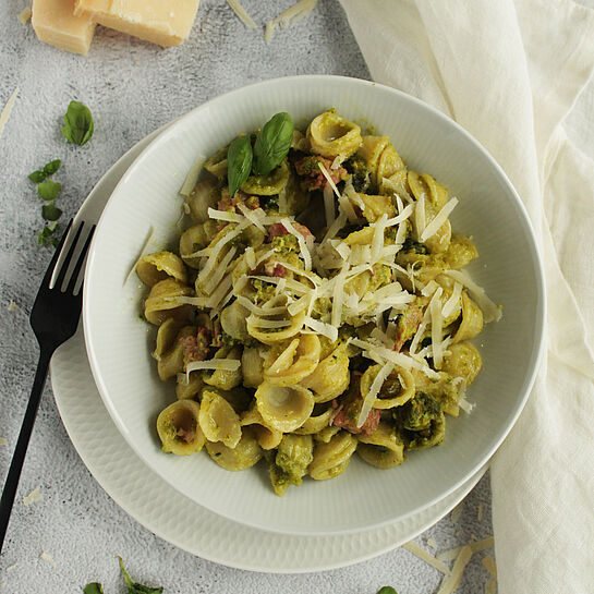 Pistazien-Pasta Rezept mit aromatischem Grana Padano – perfekt angerichtet als mediterrane Hauptspeise.