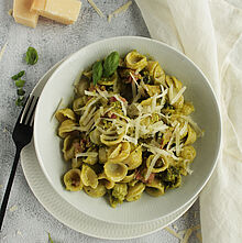 Pistazien-Pasta Rezept mit aromatischem Grana Padano – perfekt angerichtet als mediterrane Hauptspeise.