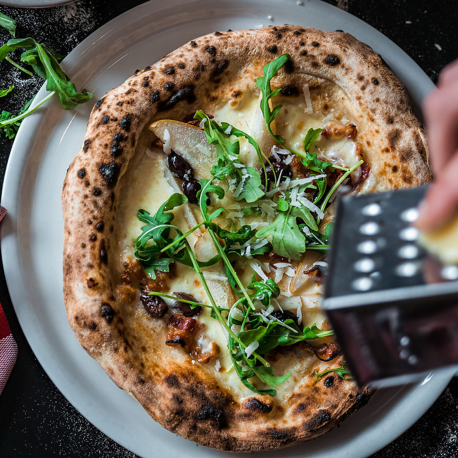 Pizza mit Mozzarella und Birne