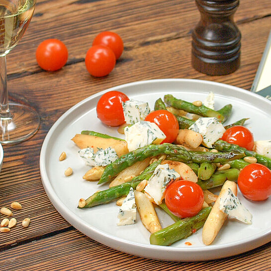 Stilvoll angerichteter Spargelsalat mit Kirschtomaten, Saint Agur Blauschimmelkäse und Limettendresseing